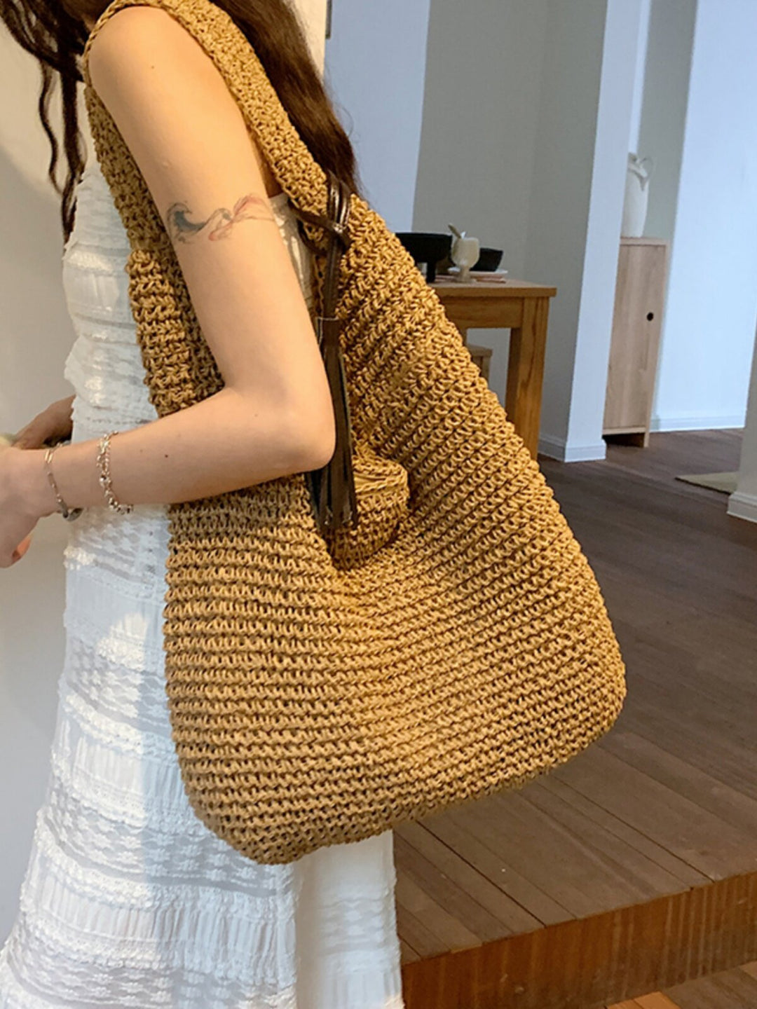 Bolso de playa tejido con correa.