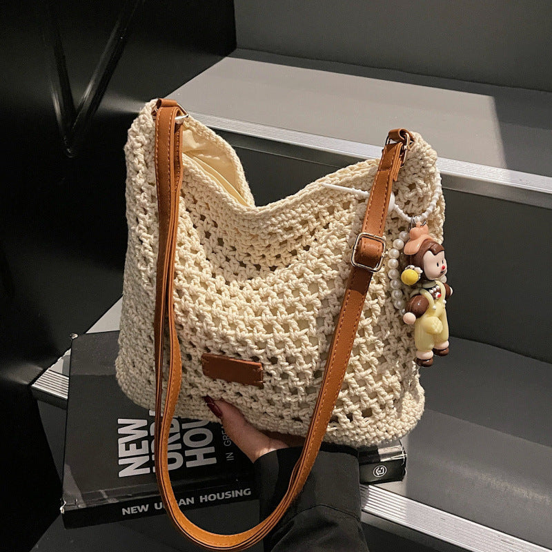 Bolso tejido con aberturas