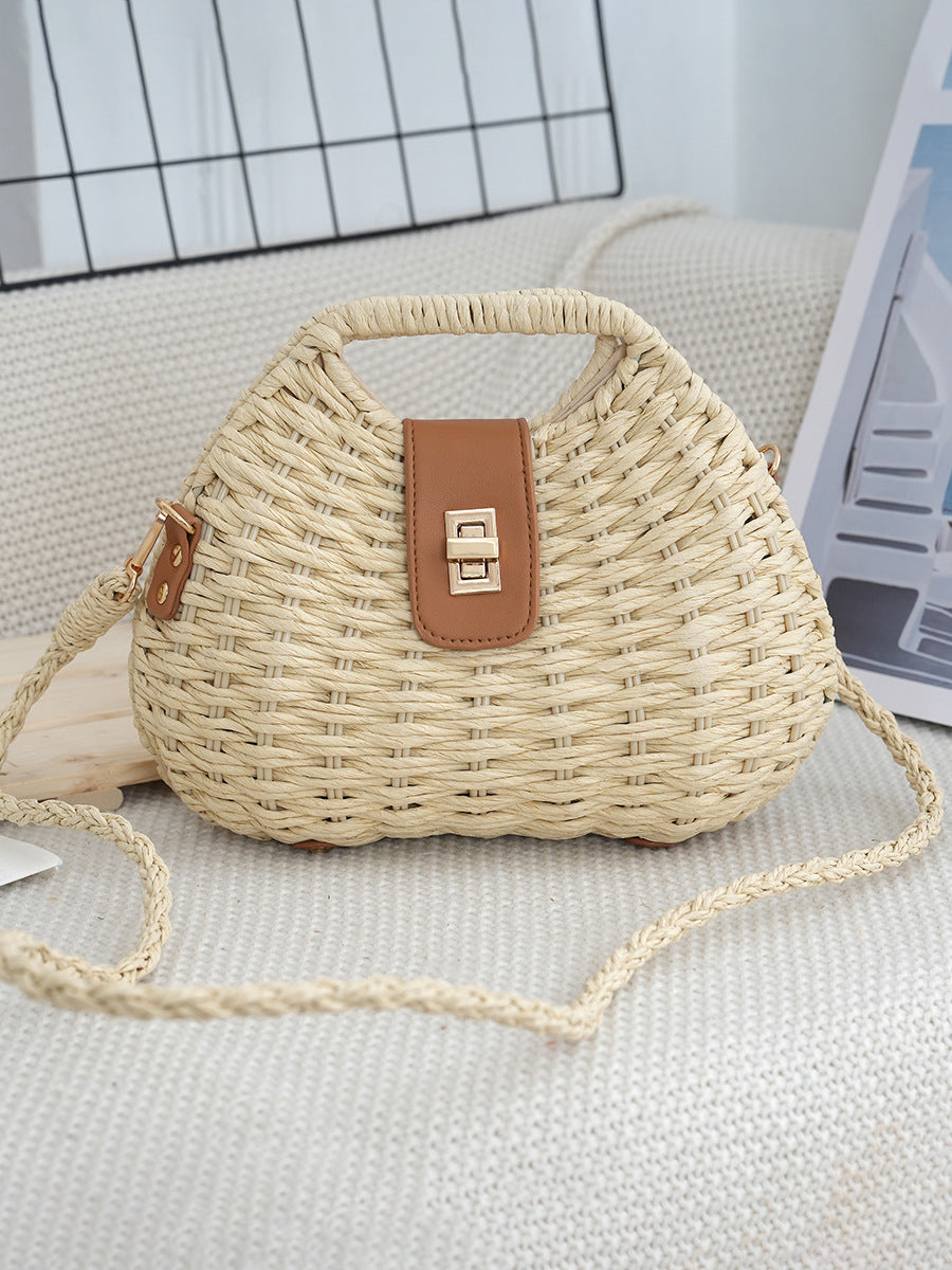 Bolso de paja tejida con cierre de cordón.
