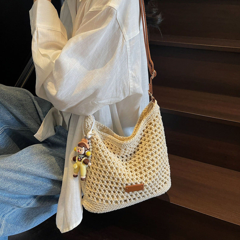 Bolso tejido con aberturas