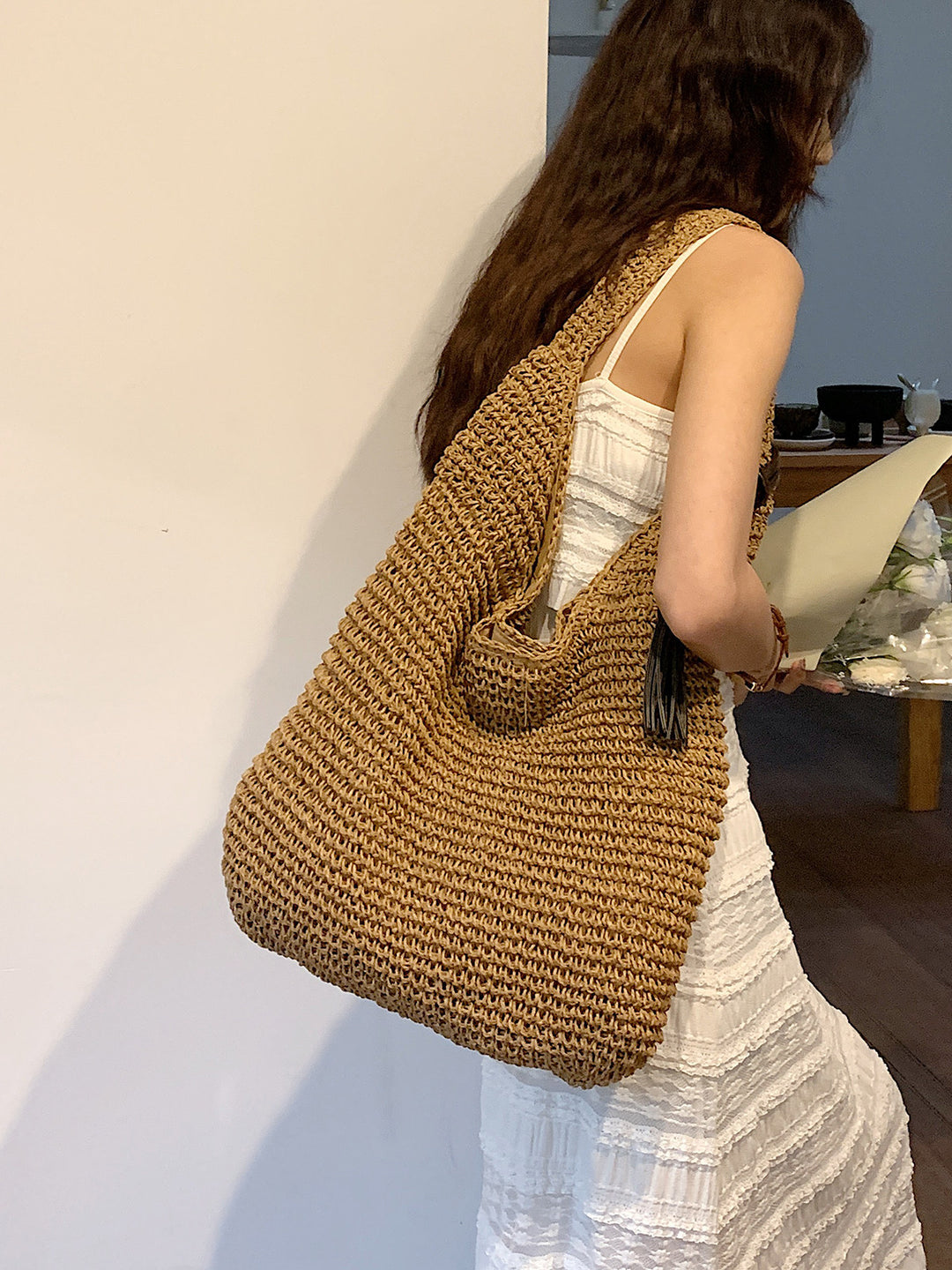 Bolso de playa tejido con correa.